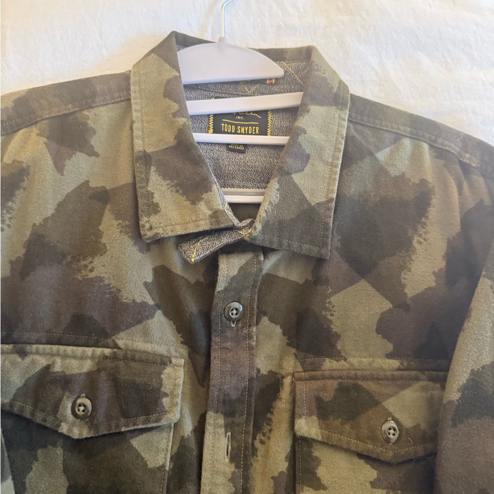 Todd Snyder Men's Camouflage Button-Down Shirt Jacket in Olive and Dark Green - Picture 2 of 2